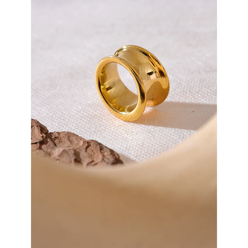 Stylish Unique PVD 18K Gold Plated Stainless Steel Round Wide Ring Stain Less Sleek Metal Individualistic Unusual Jewelry High Quality Gift